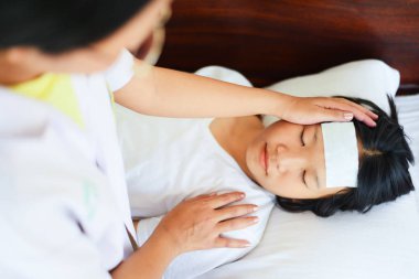 Hemşire ya da doktor ile ateş çocuk sıcaklık ölçme çocuk si