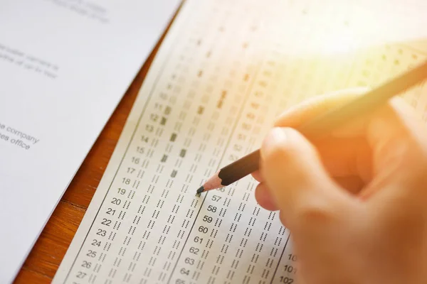 Passer l'examen final lycéen main élève tenant crayon bref — Photo