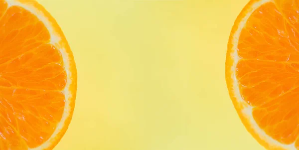 Φέτα πορτοκαλί σε κίτρινο φόντο-φράχω φρέσκο πορτοκαλί FRU — Φωτογραφία Αρχείου