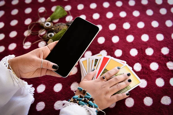 Falcı ekran smartphone modern servet hatları okuma