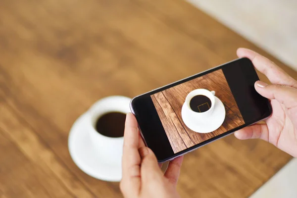 Scatta foto tazza di caffè con fotocamera smartphone per l'uso technolog — Foto Stock
