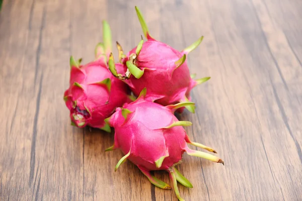Drago frutta su sfondo verde natura in legno - pitaya fresca su — Foto Stock