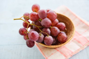 Ahşap sepet kırmızı üzüm demet