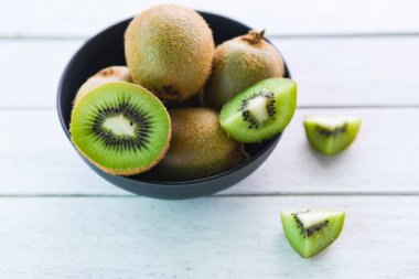 Kasede kivi dilim/masa ahşap taze Kivi Meyve 