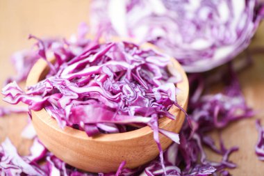 Lahana mor-ahşap bir kase üst rendelenmiş kırmızı lahana dilim