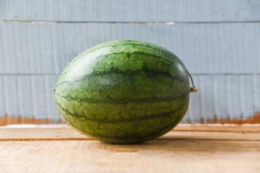 Karpuz yaz meyvesi ahşap üzerinde taze