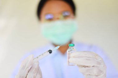 Şırınga ilaç enjeksiyon ve iğne el hemşire Asya için 