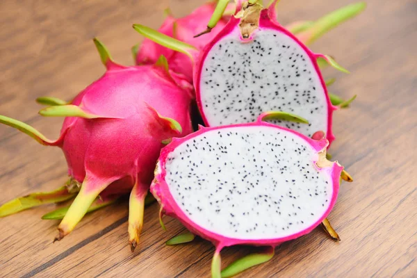 Fetta di frutta del drago su sfondo di legno - pitaya fresca tr estate — Foto Stock