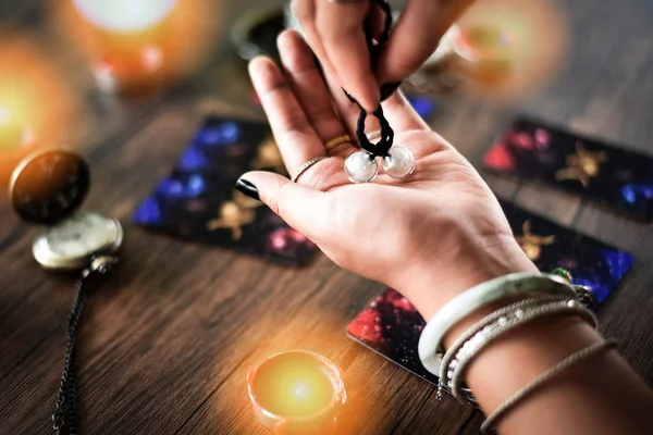 El Palmistry psişik r üzerinde servet hatları okuma falcı