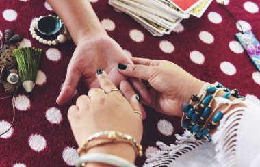 El Palmistry psişik r üzerinde servet hatları okuma falcı