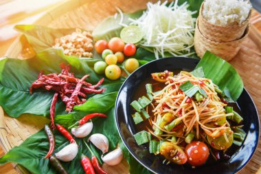 Papaya salatası ahşap yemek masasında servis / Yeşil papaya salatası 