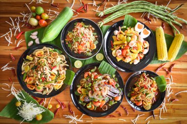Papaya salatası yemek masasında servis - Yeşil papaya salatası baharatlı t