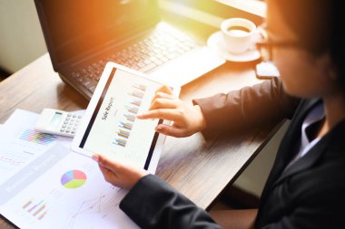 İş raporu u kontrol ile ofiste çalışan iş kadını