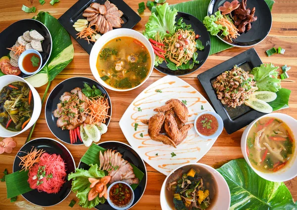 Comida tailandesa servida en mesa de comedor / Tradición comida del noreste Isaa — Foto de Stock