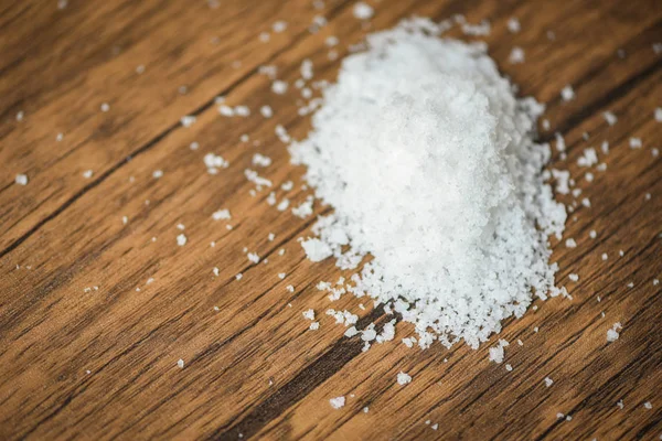 Salzhaufen auf Holz — Stockfoto