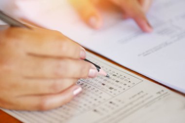 sınav final lise el öğrenci tutan kalem emri almak