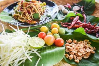 Papaya salatası yemek masasında servis - Yeşil papaya salatası baharatlı t