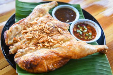 Plaka üzerinde sarımsak ve baharatlı sos ile ızgara tavuk - Asya Tha