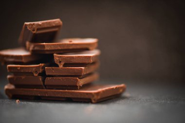 çikolata koyu arka plan üzerine yığılmış / Chocolat kadar yakın