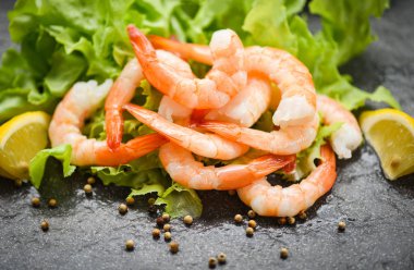 taze karides karanlık plaka üzerinde servis - haşlanmış soyulmuş karides pr