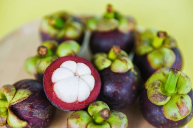 Mangosteen sarı arka planda yaz meyve soyulmuş-taze Mang