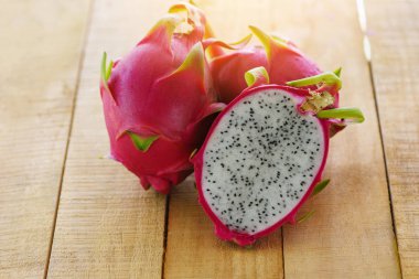 Ahşap arka planda Ejderha meyve dilimi - Taze pitaya yaz tr