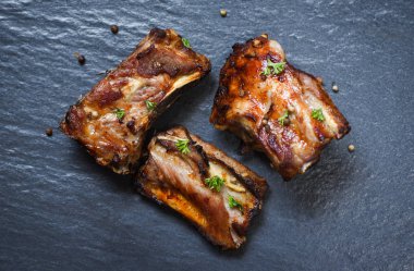 koyu plaka üzerinde otlar ve baharatlar ile ızgara bbq domuz kaburga - Roas