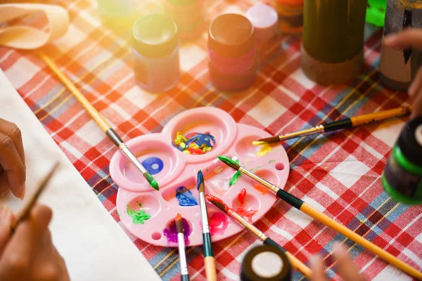 테이블에 페인트 브러시 팔레트와 수채화 페인트 - 예술 전자 — 스톡 사진