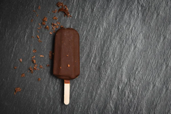 Eiscreme mit Nussmandeln auf dunklem Hintergrund, flache Lage - — Stockfoto