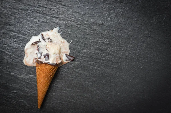 ダークbに流れるチョコレートが垂れ下がるアイスクリームコーンバニラ — ストック写真