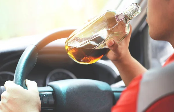 Concetto di conducente ubriaco - Uomo che tiene con bottiglia di alcol in mano un — Foto Stock