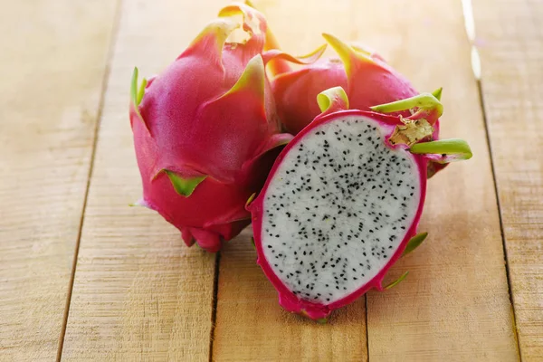 Fetta di frutta del drago su sfondo di legno - pitaya fresca tr estate — Foto Stock