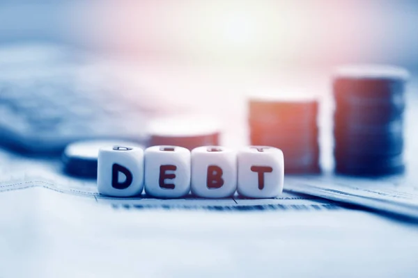 負債クレジットカードとマネーコインスタック / 負債の増加 fr — ストック写真