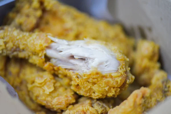 프라이드 치킨 박스 배달 집에 - 튀긴 치킨 바삭 바삭 — 스톡 사진