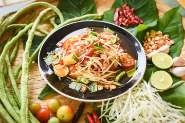 Papaya salatası ahşap yemek masasında servis - Yeşil papaya salatası 