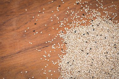 Susam ahşap arka plan üzerinde