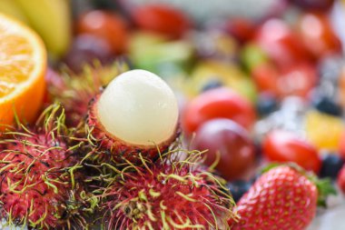 Rambutan soyulmuş ve renkli meyve arka plan - Taze rambutan s
