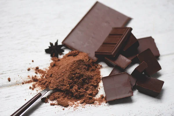 テーブルの背景にチョコレートバーとスパイス / チョコレートピースc — ストック写真