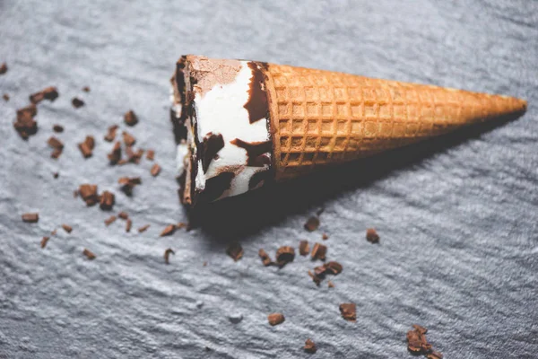 暗い背景にアイスクリームコーンチョコレートバニラ - アイスcr — ストック写真