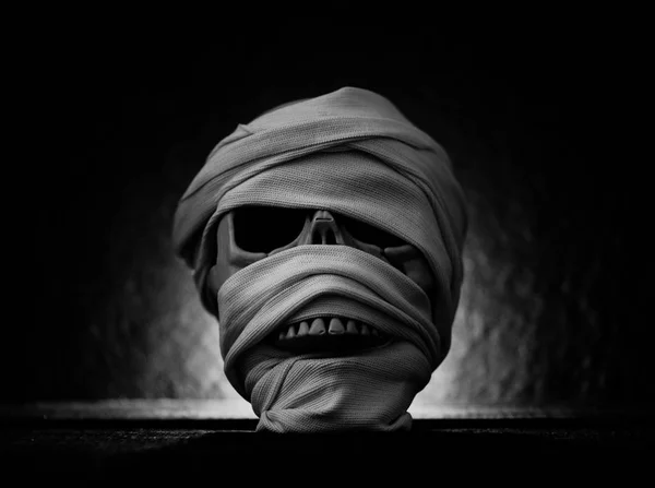 Mumie mit Totenkopf bedeckt bei Halloween-Cosplay — Stockfoto