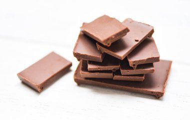 çikolata bar beyaz ahşap arka plan üzerine yığılmış / Ch kadar yakın