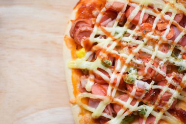 pizza peynir sosu üst görünümü kadar yakın - pizza tepesi sosis ho