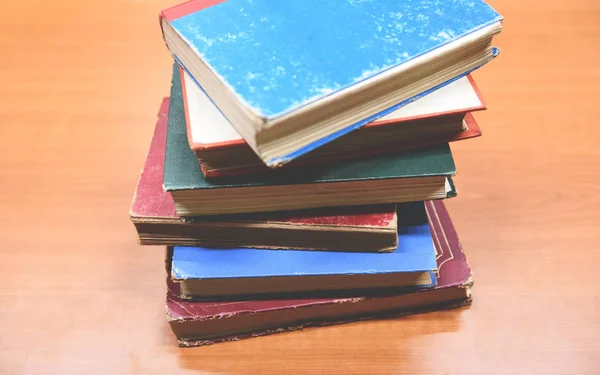 Старі книги на дерев'яному столі-відкрити стек книг у бібліотеці Роо — стокове фото