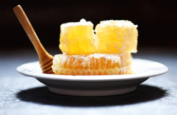 Fresh honey healthy food yellow sweet honeycomb slice with woode — Stock Photo, Image