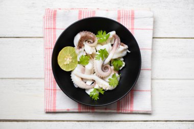 ahşap backgroun limon otlar ve baharatlar ile kalamar salata kase