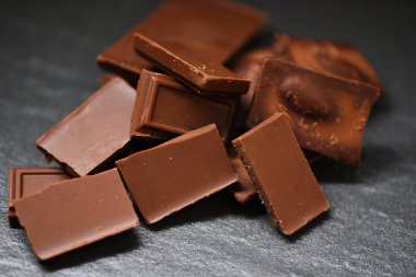 Çikolata bar koyu arka plan üzerinde yığılmış - chocolat kadar yakın