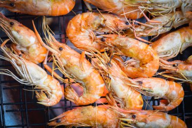 sobaya karides ızgara barbekü deniz ürünleri - karides karides pişmiş yanık
