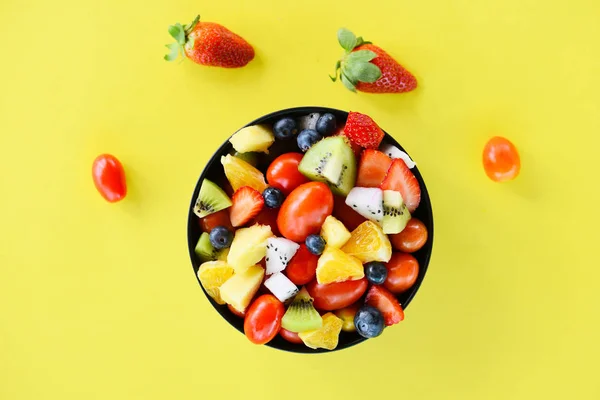 水果沙拉碗新鲜夏季水果和蔬菜健康有机 — 图库照片