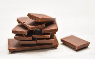 beyaz ahşap arka plan üzerinde yığılmış çikolata - Ch kadar yakın