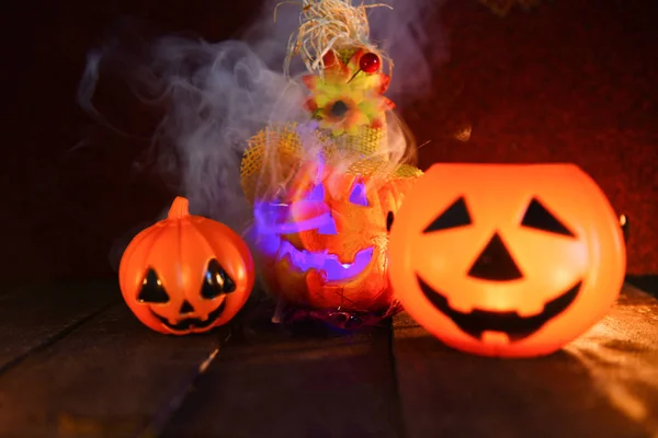 Хэллоуин тыква фонарь свечи на деревянной с дымом - он — стоковое фото